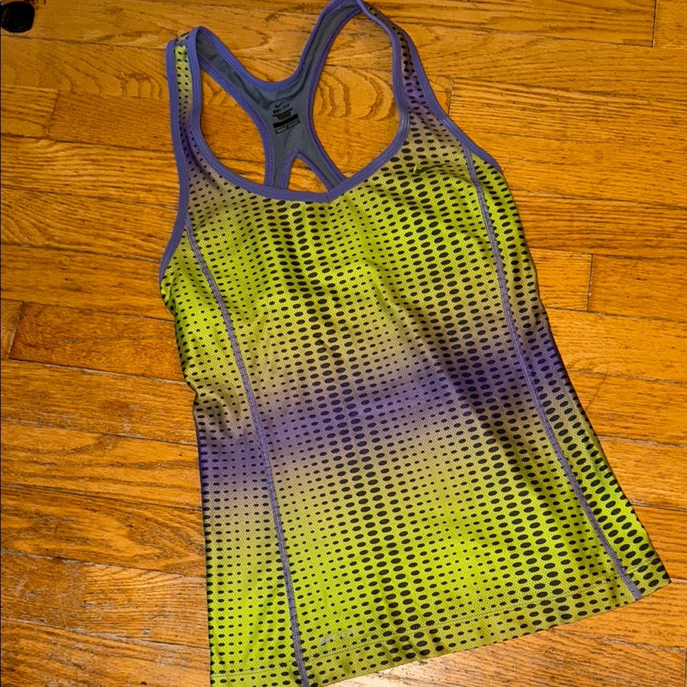 🌼👟NIKE GREEN AND PURPLE GRAPHIC DESIGN PERFORMANCE TOP WITH BUILT IN BRA👟🌼